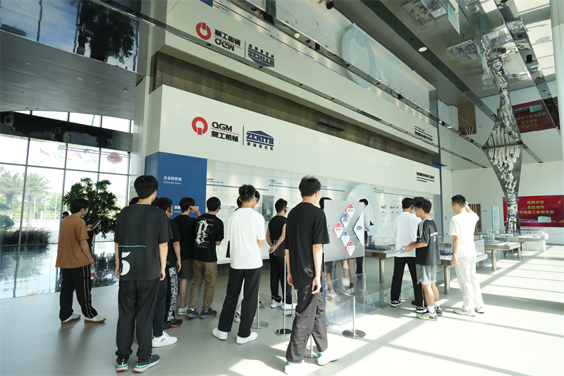 Професійний університет Лімін відвідав компанію Fujian Quangong Machinery Co., Ltd для програми розвитку робочих місць.