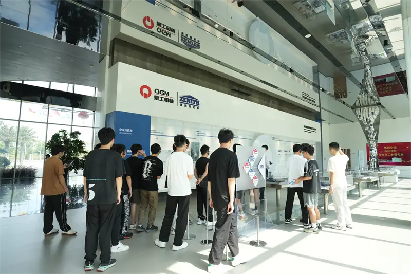 Професійний університет Лімін відвідав компанію Fujian Quangong Machinery Co., Ltd для програми розвитку робочих місць.