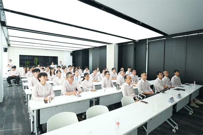 QGM: разом дивитися військовий парад і набиратися сил для прогресу