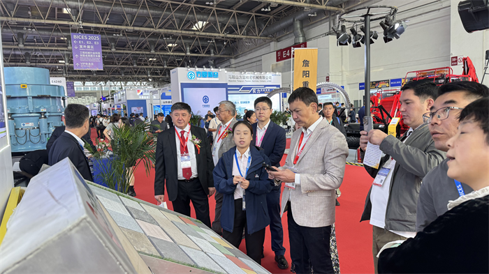 Золота осінь збирається, щоб обговорити розумне виробництво, сила Quangong створює блиск