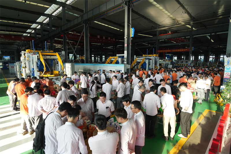 Повний місяць приносить радість і азарт, а «азарт» породжує азарт! Фестиваль середини осені з кубиками з тортами в Quangong Machinery завершився тепло