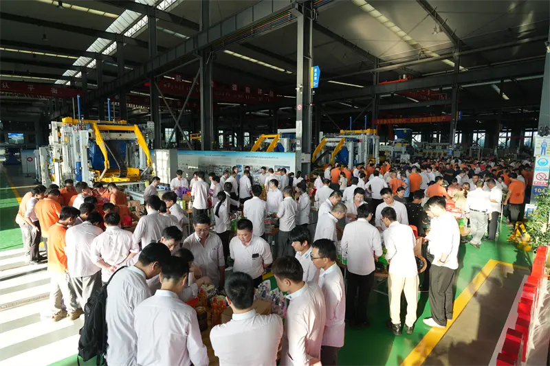 Повний місяць приносить радість і азарт, а «азарт» породжує азарт! Фестиваль середини осені з кубиками з тортами в Quangong Machinery завершився тепло