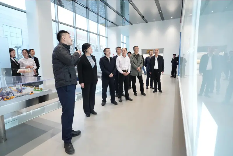Пан Лю Мінь, заступник генерального директора Бюро приватної економіки при Національній комісії розвитку та реформ (NDRC), і його делегація відвідали Quangong Machinery Co., Ltd. для огляду та дослідницької поїздки.