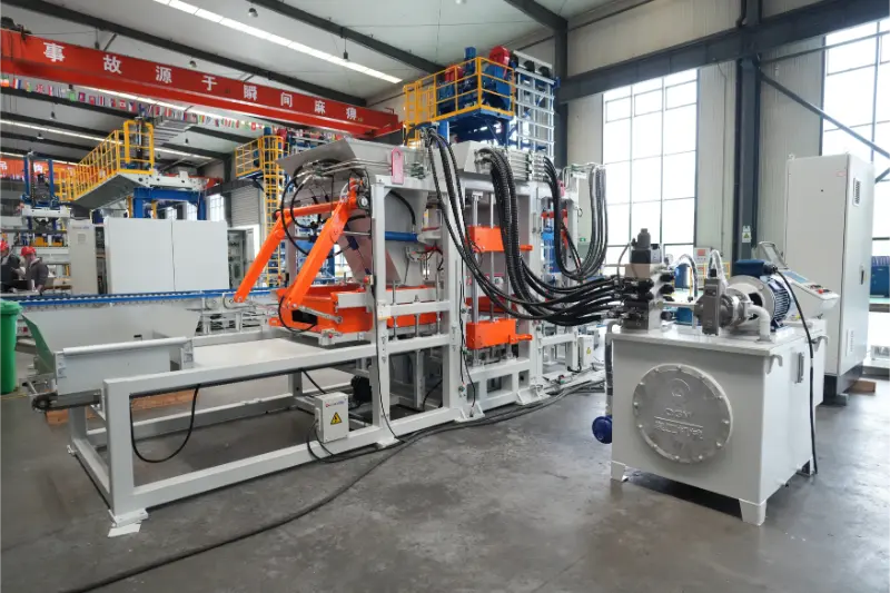 Повністю автоматична виробнича лінія виробництва цегли Quangong Machinery Co., Ltd. QT6 забезпечує високорентабельне виробництво цегли з твердих відходів.